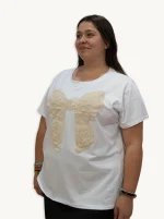 Camiseta “Lazo Belleza” – Estilo y confort con un toque artesanal