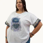Camiseta Blanca Plus Size con Oso Vaquero y Detalles Étnicos
