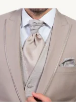 Traje de boda novio Maximilian – Elegancia beige con estilo clásico para el hombre sencillo - Imagen 2