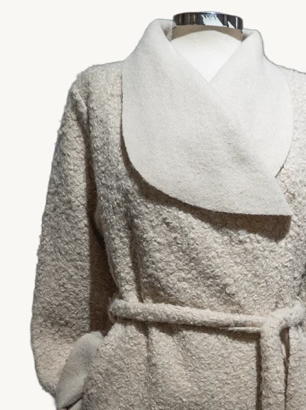 Abrigo largo de borreguito detalle