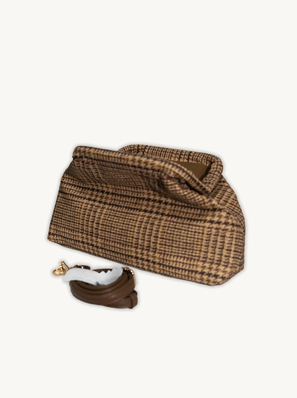 Bolso de cuadritos de tela con correa