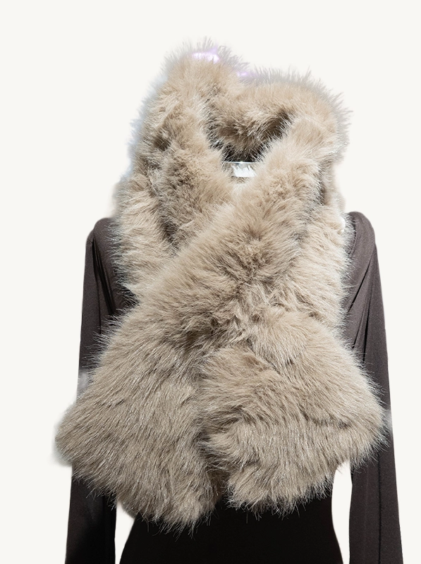 cuello de pelo cruzado