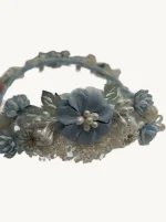Coronita de Comunión Azul con Flor Central y Perlas - Imagen 2