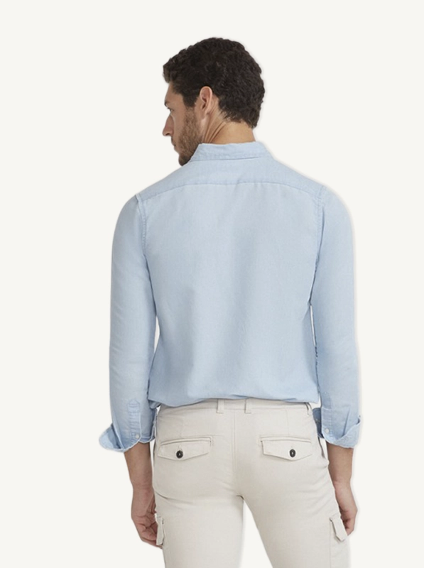 camisa azul celeste hombre vestir detrás