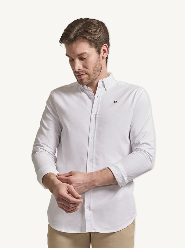 camisa blanca hombre